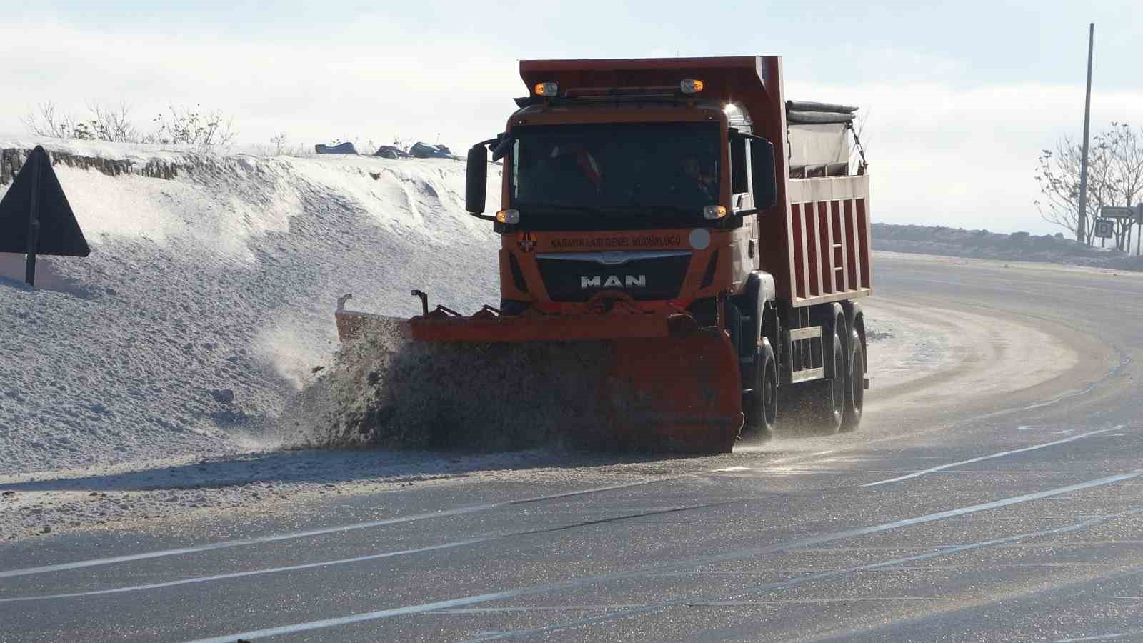 Van’da kardan dolayı kapanan 625 yoldan 408’i açıldı
Van’da kardan dolayı kapanan 625 yoldan 408’i açıldı