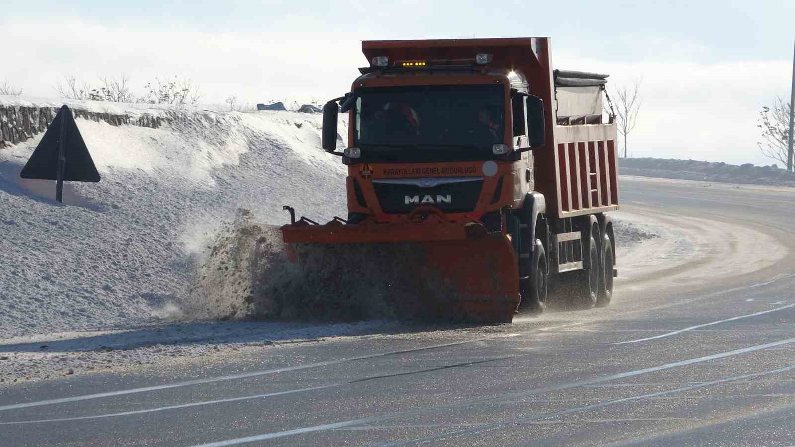 Van’da kardan dolayı kapanan 625 yoldan 408’i açıldı
Van’da kardan dolayı kapanan 625 yoldan 408’i açıldı