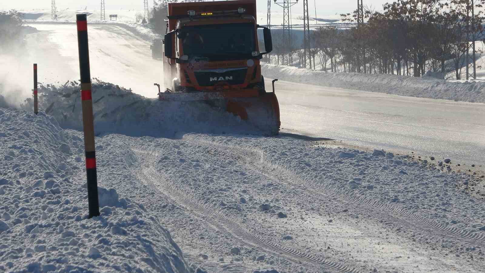 Van’da kardan dolayı kapanan 625 yoldan 408’i açıldı
Van’da kardan dolayı kapanan 625 yoldan 408’i açıldı