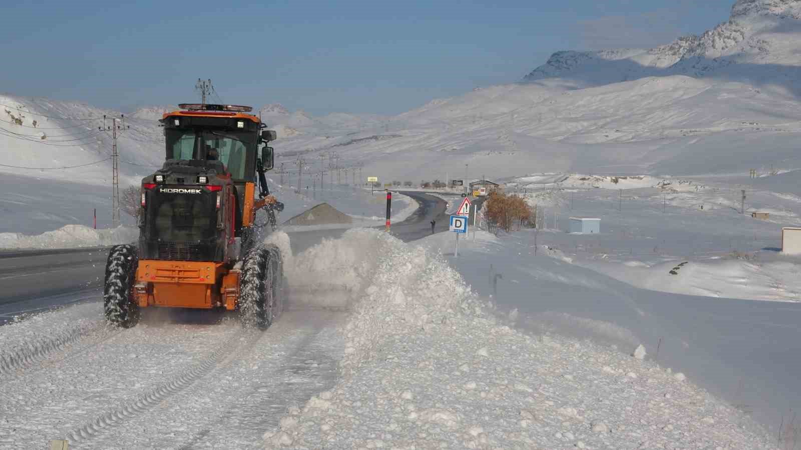 Van’da kardan dolayı kapanan 625 yoldan 408’i açıldı
Van’da kardan dolayı kapanan 625 yoldan 408’i açıldı