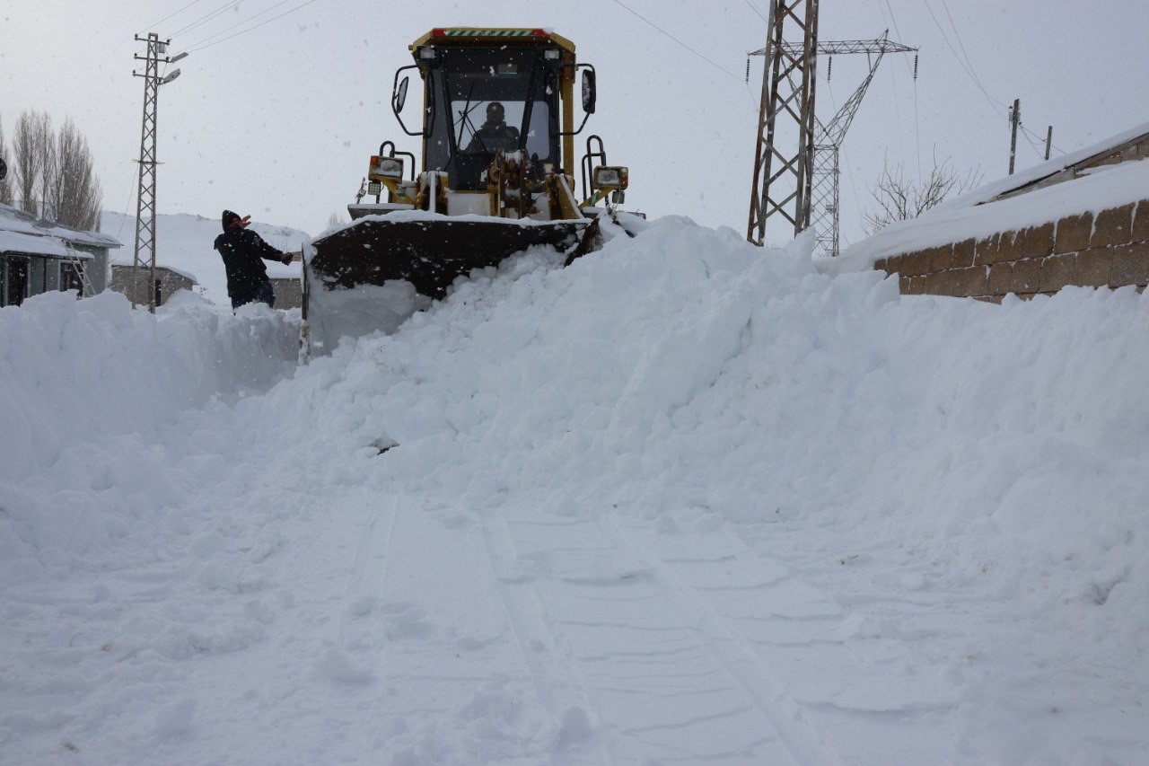 Van’da kardan dolayı kapanan 625 yoldan 469’u açıldı
