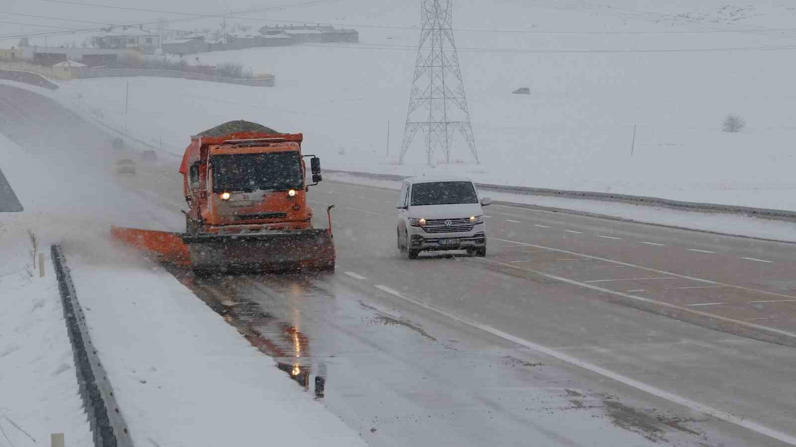 Van’da kardan kapanan 363 yoldan 230’u açıldı
