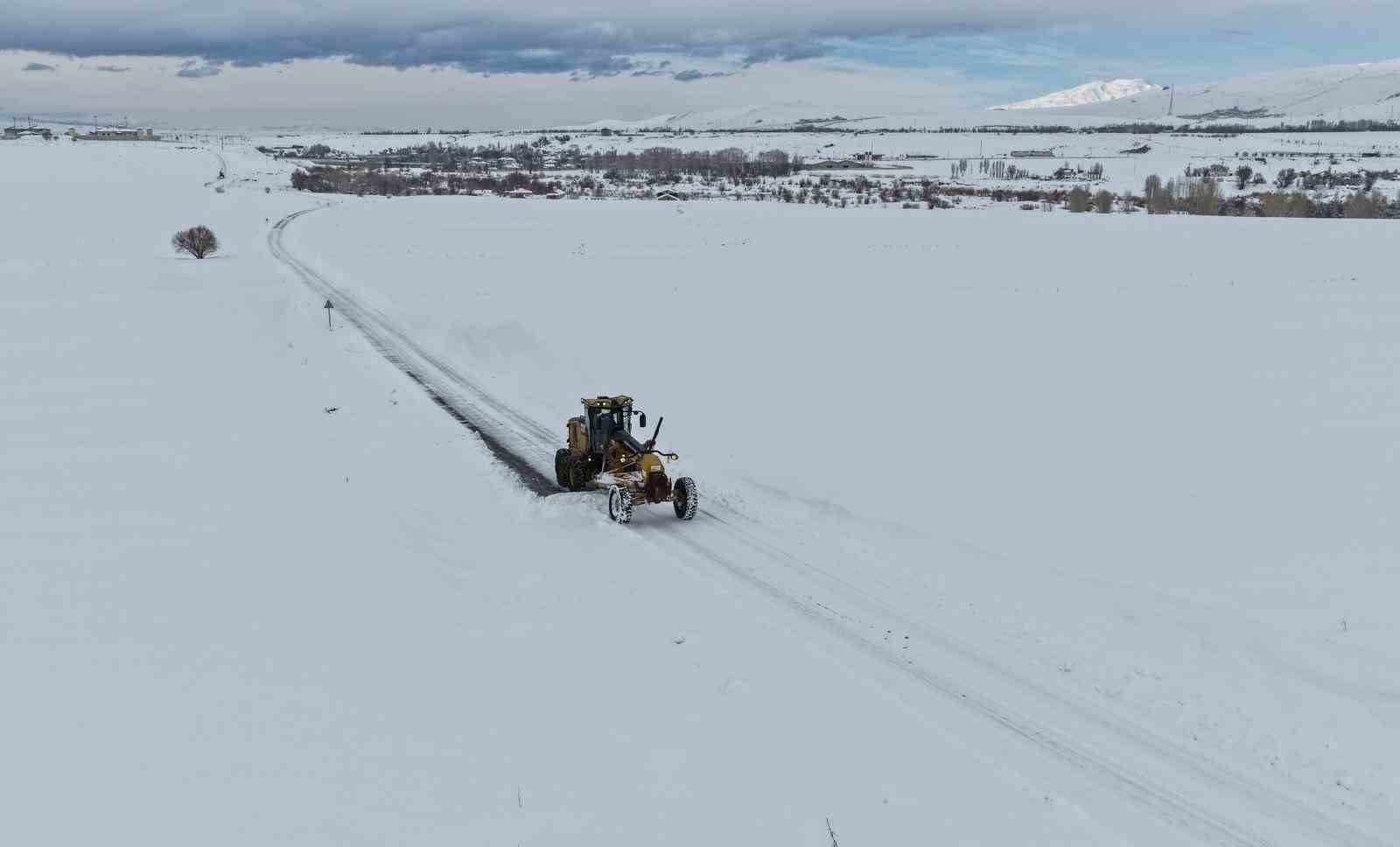 Van’da kardan kapanan 363 yoldan 230’u açıldı

