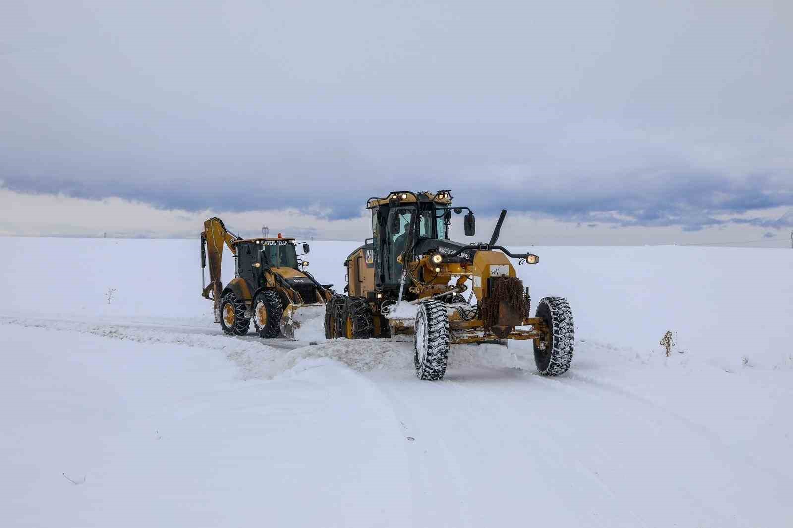 Van’da kardan kapanan 363 yoldan 230’u açıldı
