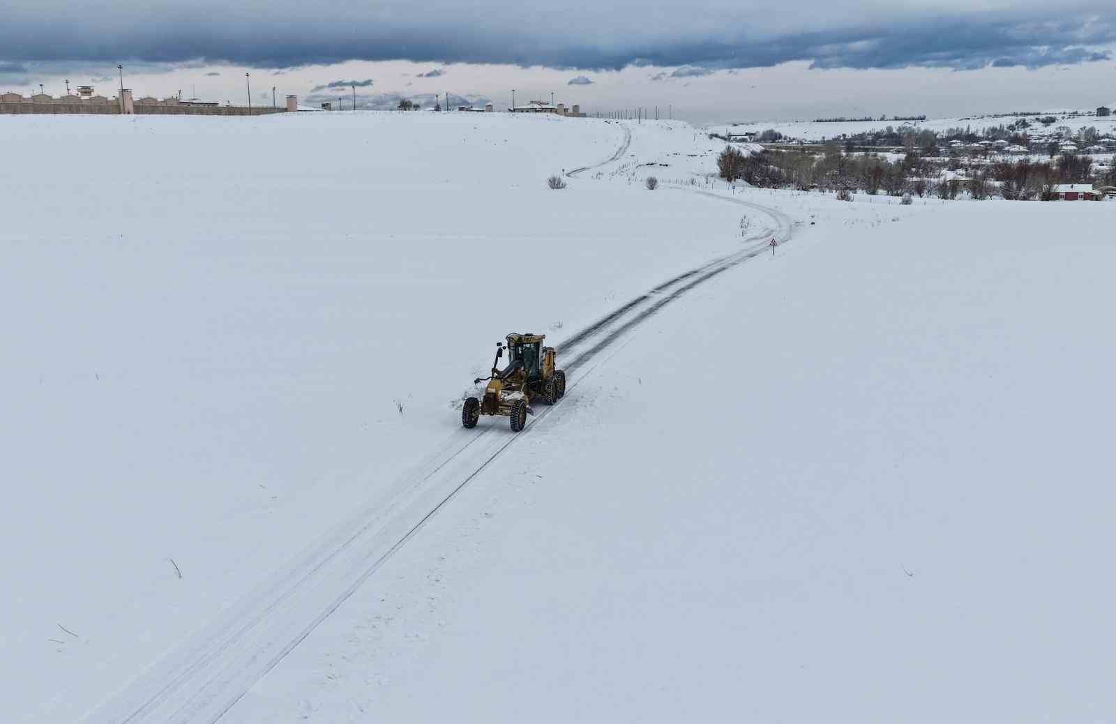 Van’da kardan kapanan 363 yoldan 230’u açıldı
