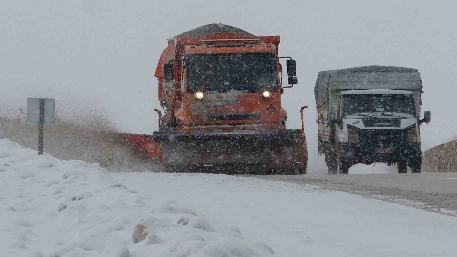Van’da kardan kapanan 363 yoldan 230’u açıldı
