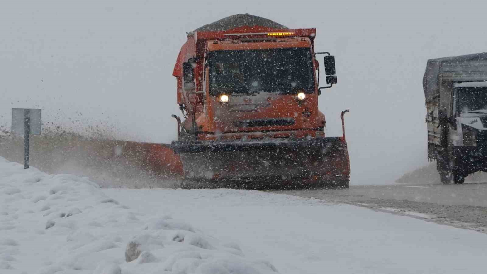 Van’da kardan kapanan 363 yoldan 230’u açıldı
