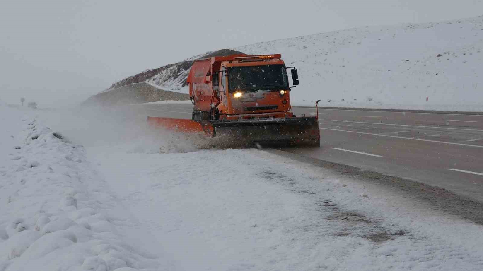 Van’da kardan kapanan 363 yoldan 230’u açıldı
