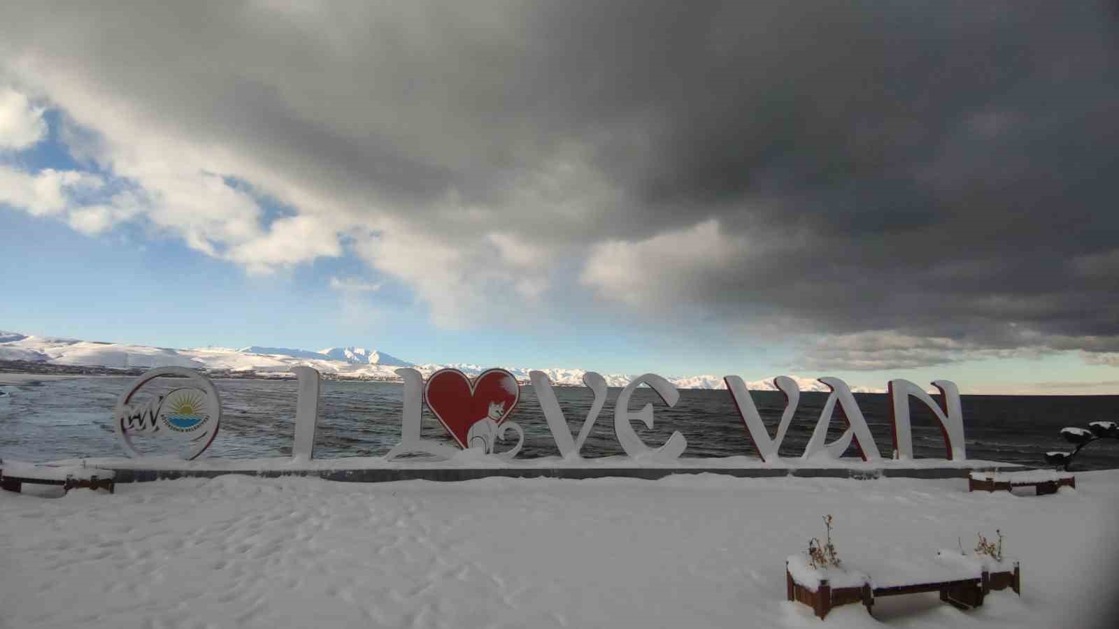 Van’da karla gelen güzellik: Ağaçlar kartpostallık manzaralar oluşturdu
