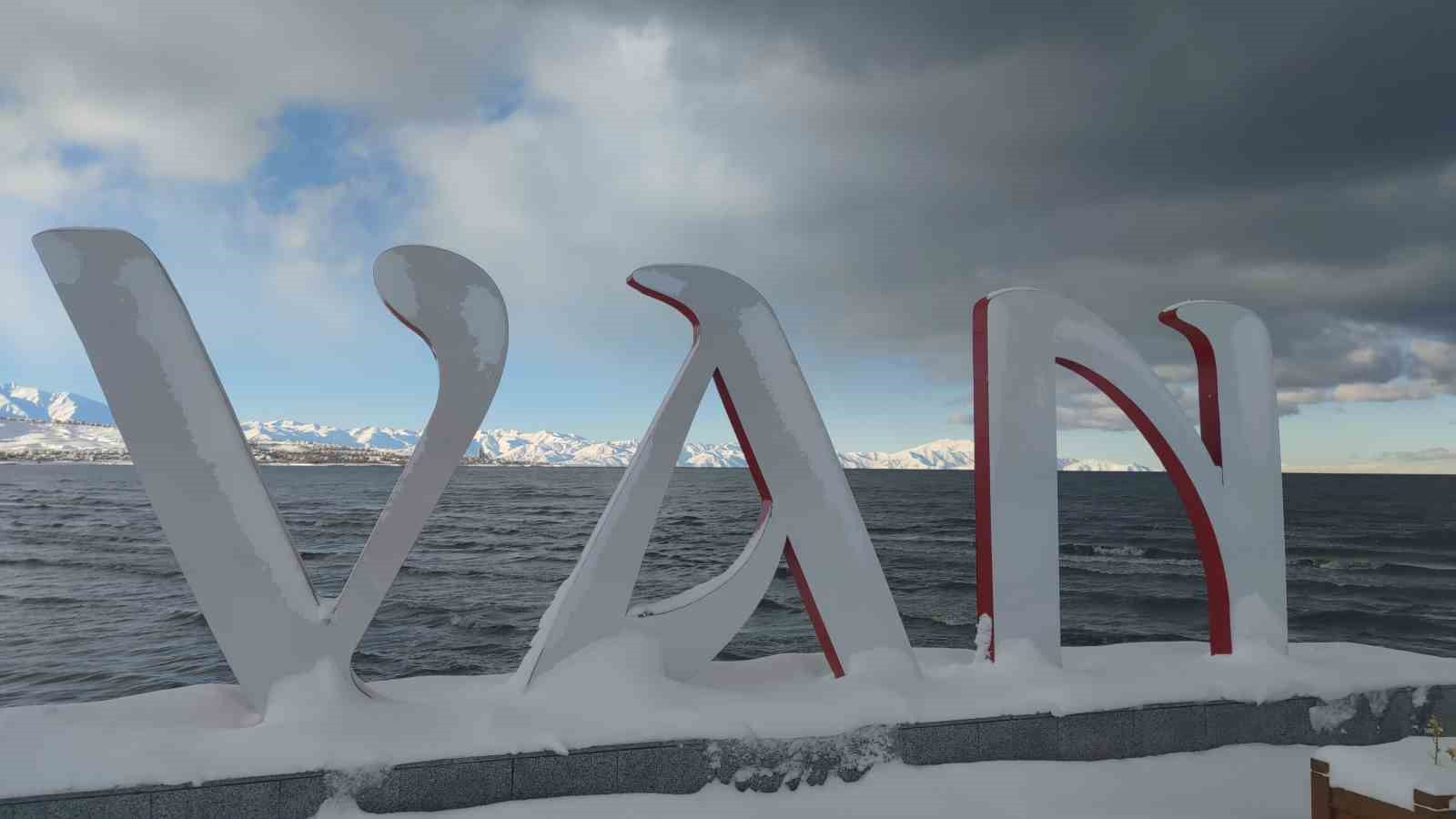 Van’da karla gelen güzellik: Ağaçlar kartpostallık manzaralar oluşturdu
