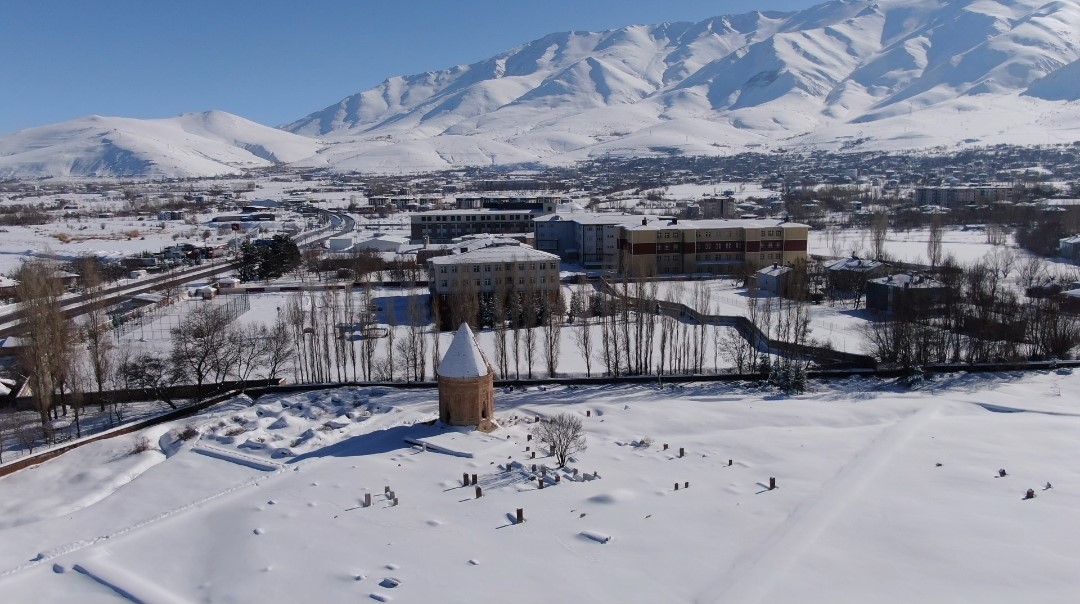 Van’da karla gelen güzellik: Yerleşim yerleri beyaz gelinliğini giydi
Van’da karla gelen güzellik: Yerleşim yerleri beyaz gelinliğini giydi