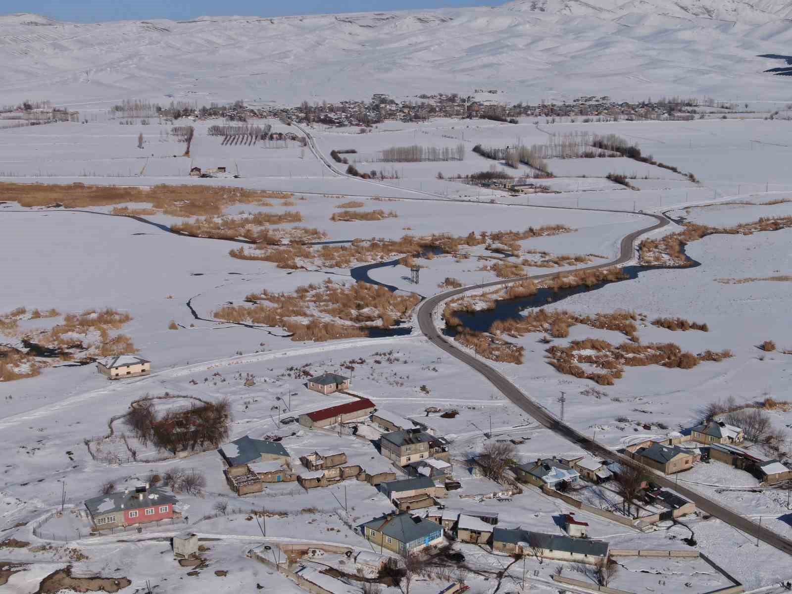 Van’da karla gelen güzellik: Yerleşim yerleri beyaz gelinliğini giydi
Van’da karla gelen güzellik: Yerleşim yerleri beyaz gelinliğini giydi