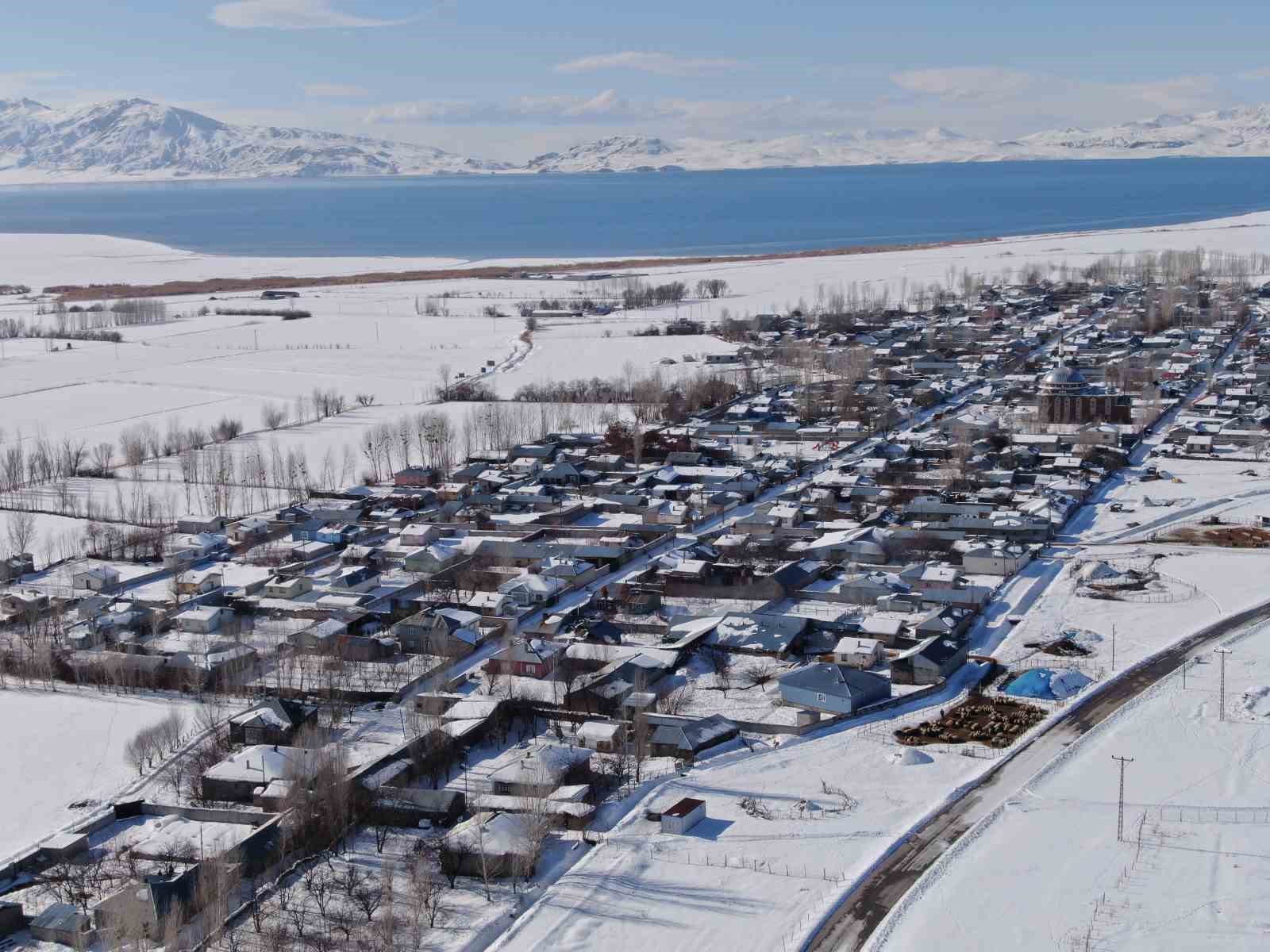 Van’da karla gelen güzellik: Yerleşim yerleri beyaz gelinliğini giydi
Van’da karla gelen güzellik: Yerleşim yerleri beyaz gelinliğini giydi