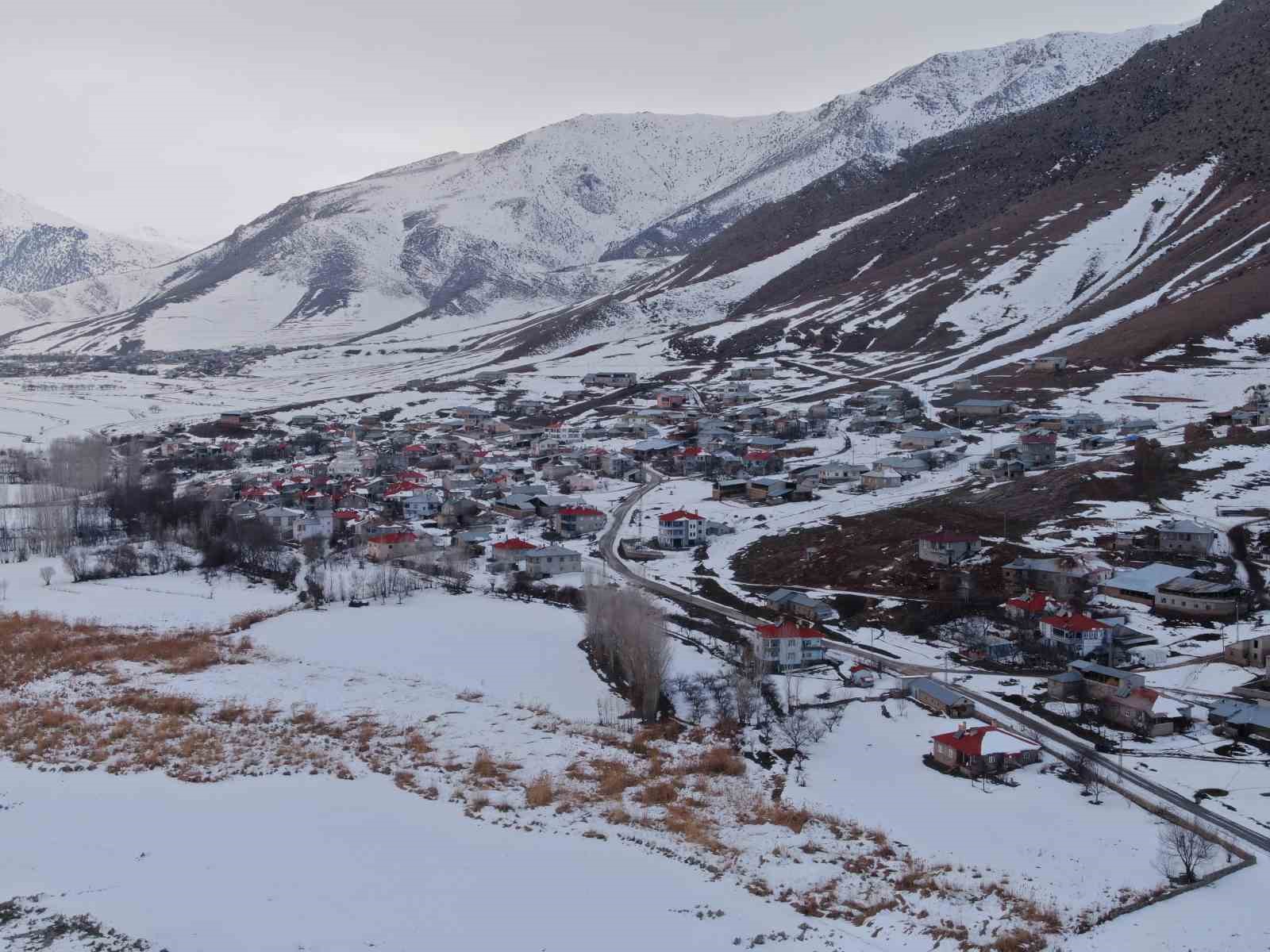 Van’da karla gelen güzellik: Yerleşim yerleri beyaz gelinliğini giydi
Van’da karla gelen güzellik: Yerleşim yerleri beyaz gelinliğini giydi