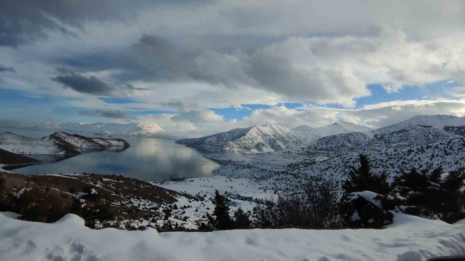 Van’da karla gelen güzellik: Yerleşim yerleri beyaz gelinliğini giydi
Van’da karla gelen güzellik: Yerleşim yerleri beyaz gelinliğini giydi
