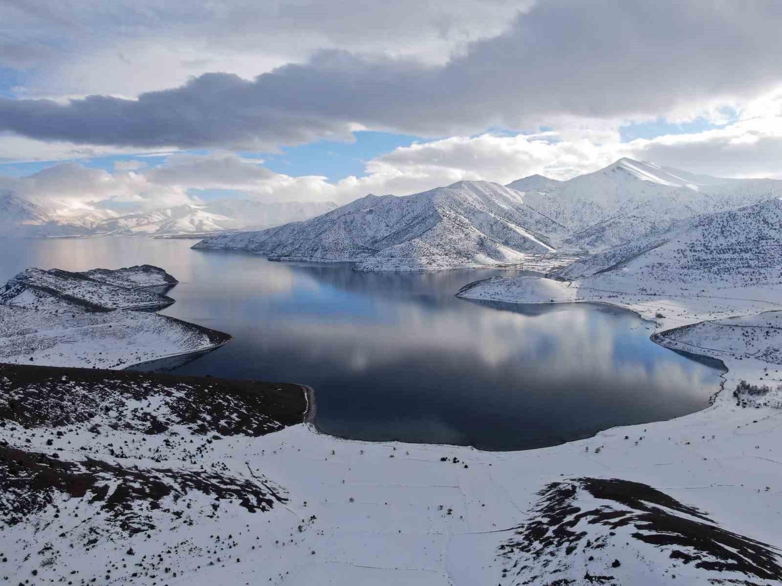 Van’da karla gelen güzellik: Yerleşim yerleri beyaz gelinliğini giydi
Van’da karla gelen güzellik: Yerleşim yerleri beyaz gelinliğini giydi