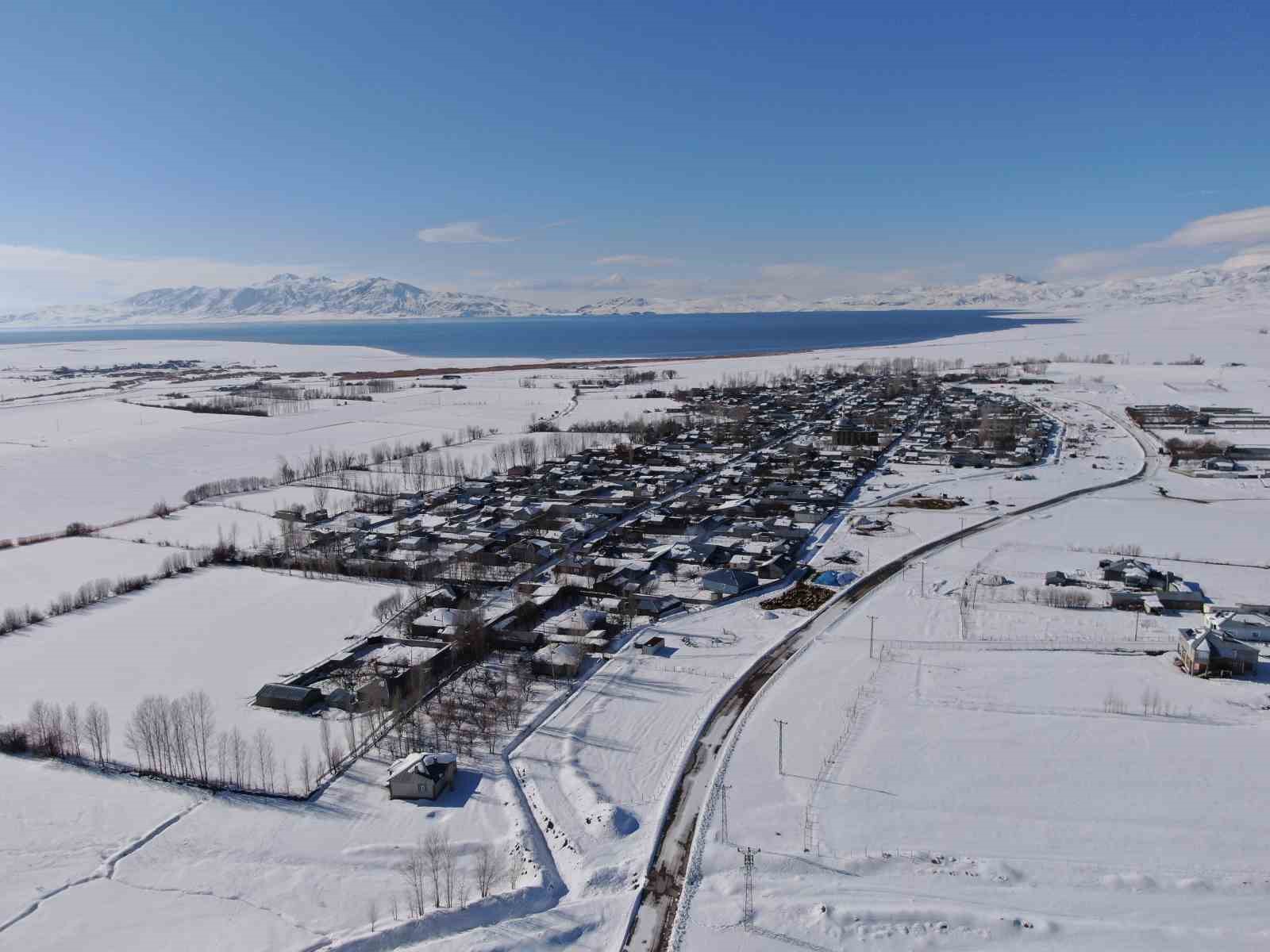 Van’da karla gelen güzellik: Yerleşim yerleri beyaz gelinliğini giydi
Van’da karla gelen güzellik: Yerleşim yerleri beyaz gelinliğini giydi