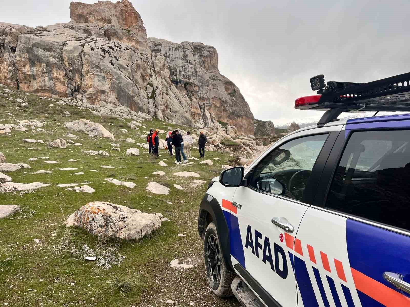 Van’da kayalıklarda mahsur kalan eşek kurtarıldı
