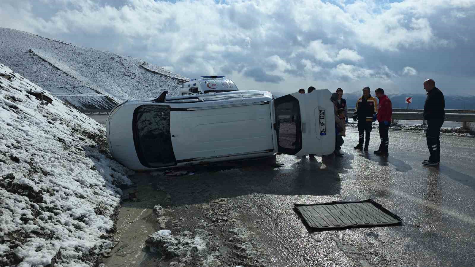 Van’da kaygan yolda devrilen kamyonette 1 kişi yaralandı
