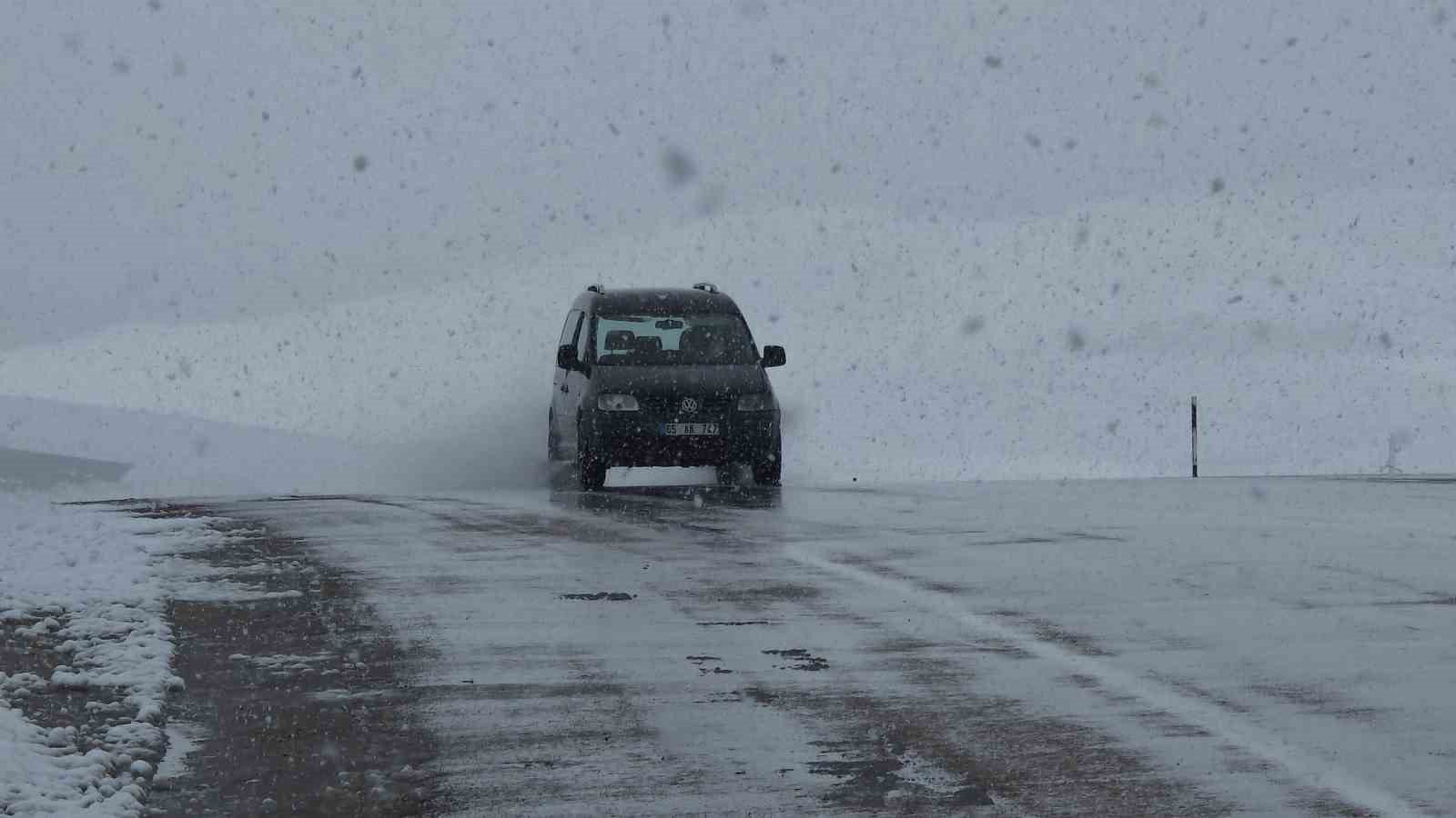 Van’da kaygan yolda devrilen kamyonette 1 kişi yaralandı
