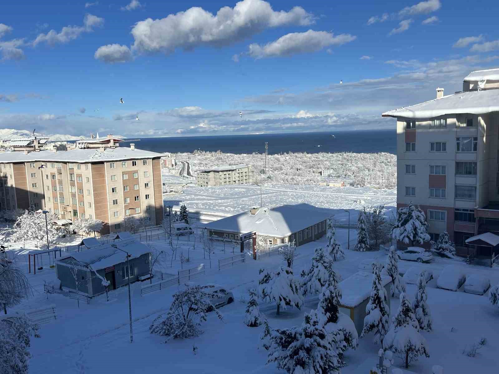 Van’da kış mevsiminin son günlerinde kar bereketi
