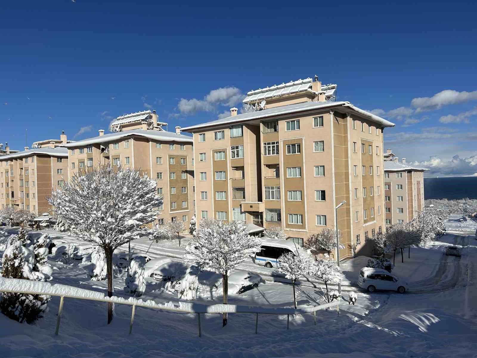 Van’da kış mevsiminin son günlerinde kar bereketi
