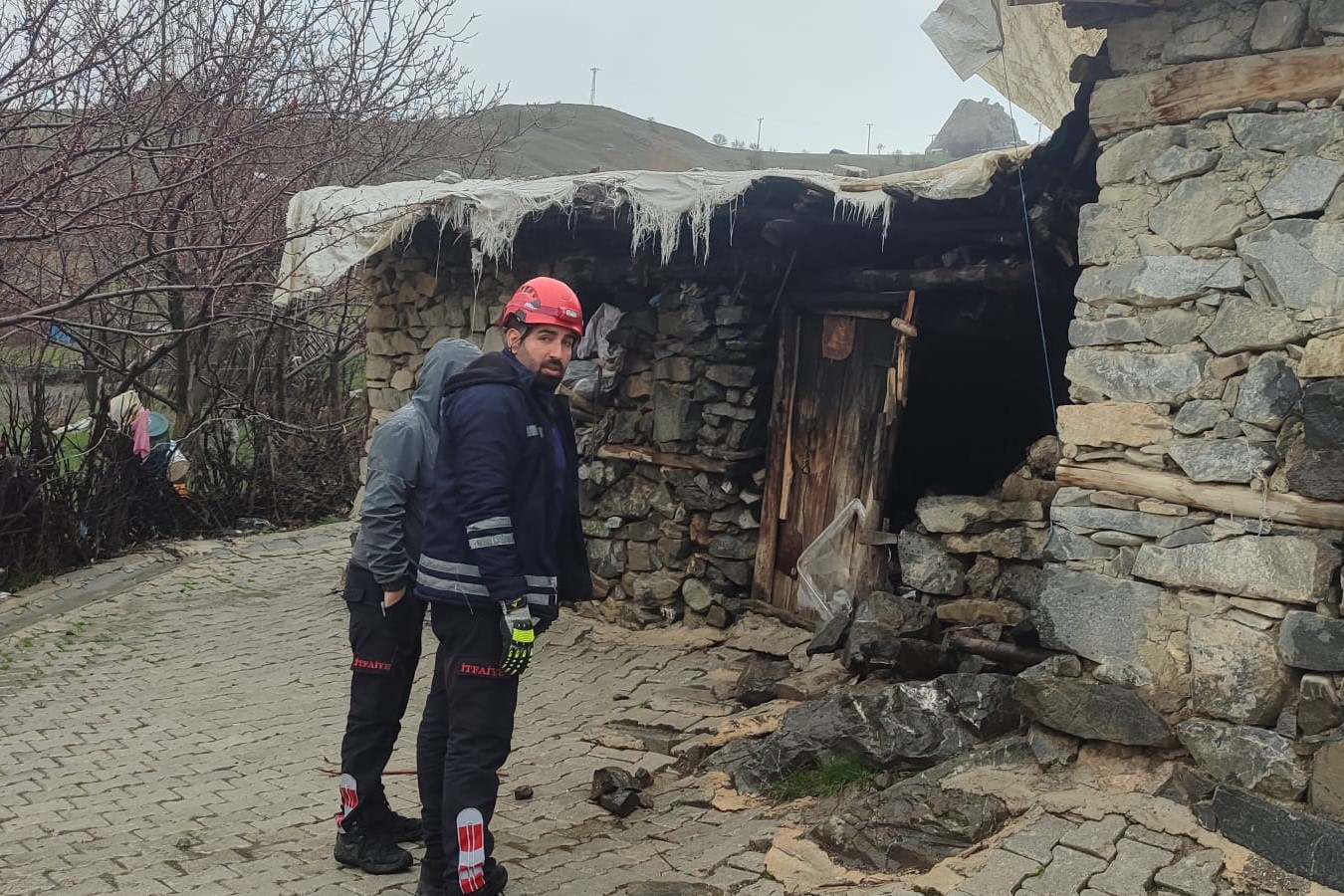 Van’da kümes ve tandır olarak kullanılan yapı çöktü
