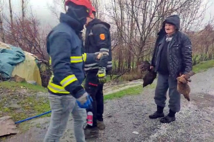 Van’da kümes ve tandır olarak kullanılan yapı çöktü
