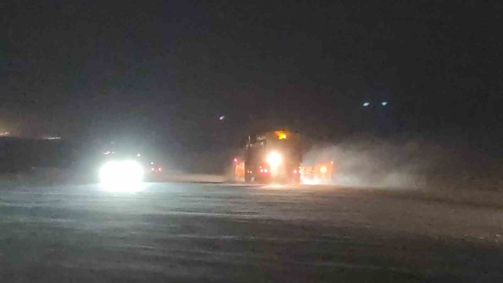 Van’da Kurubaş Geçidi’nde kar ve tipi ulaşımı olumsuz etkiliyor
