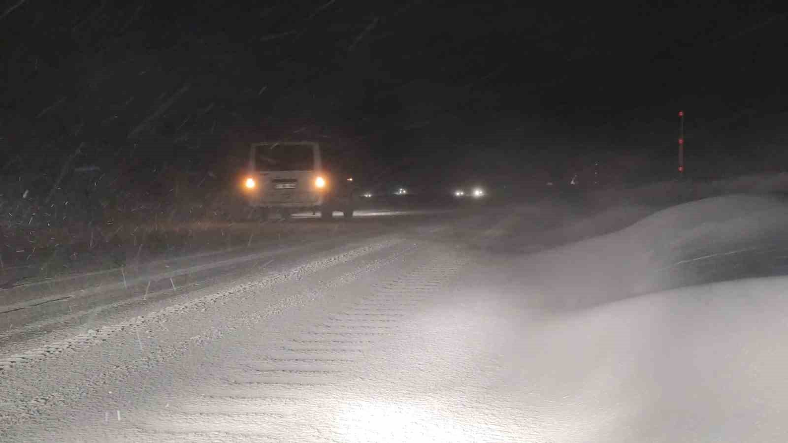 Van’da Kurubaş Geçidi’nde kar ve tipi ulaşımı olumsuz etkiliyor
