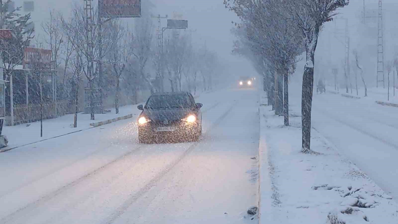 Van’da lapa lapa kar yağdı: 405 yerleşim yerinin yolu kapalı
