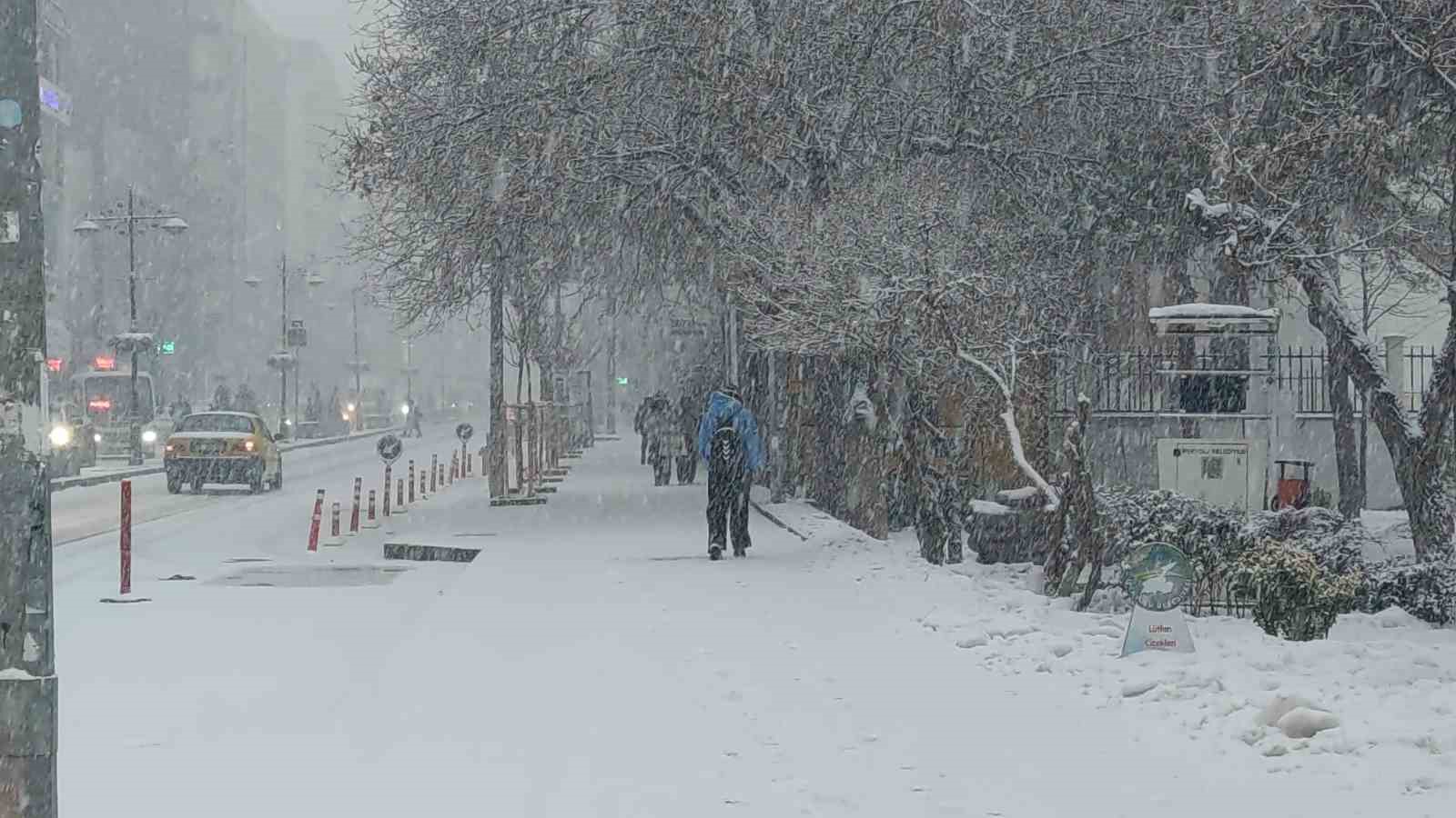 Van’da lapa lapa kar yağdı: 405 yerleşim yerinin yolu kapalı

