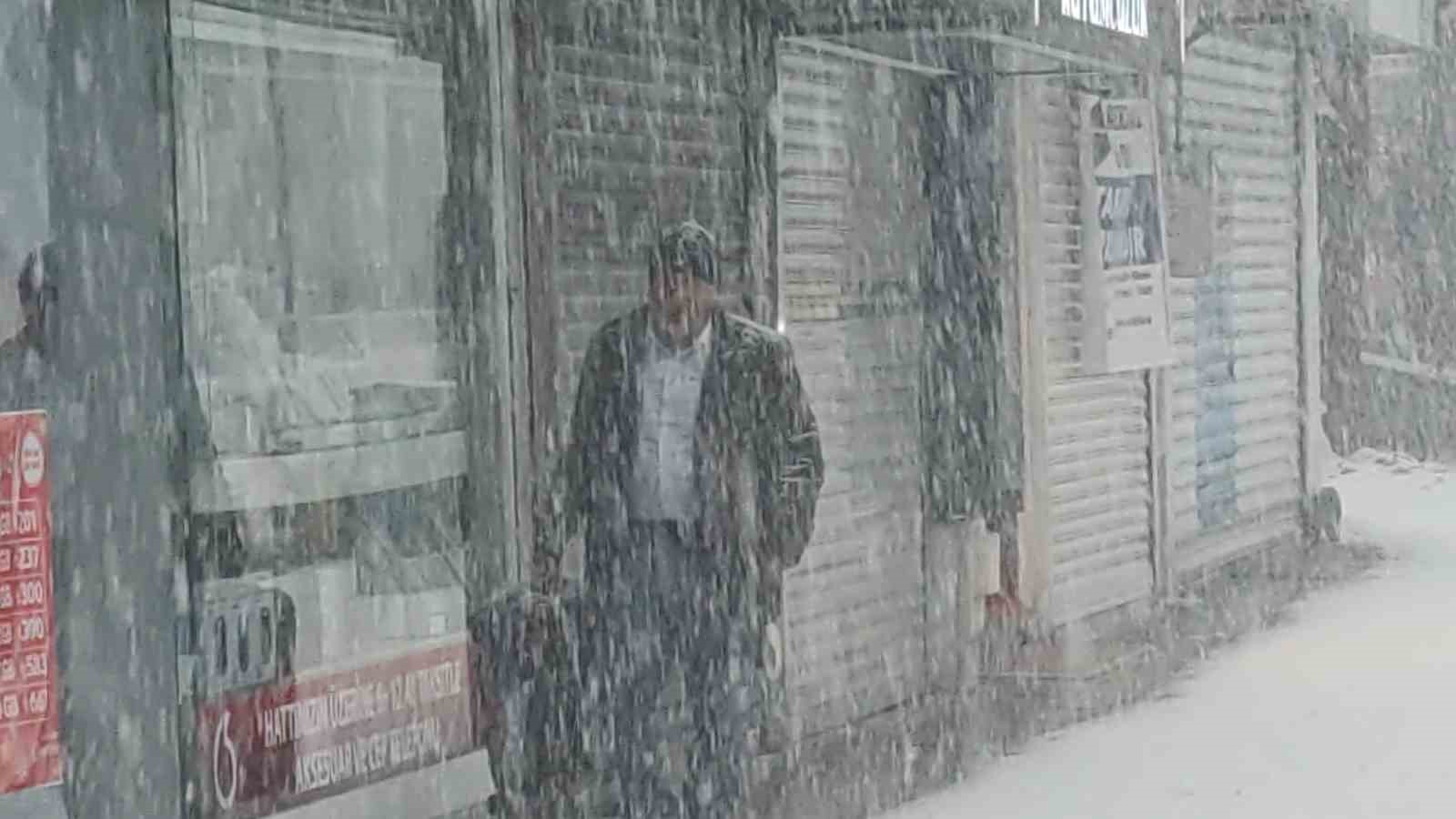 Van’da lapa lapa kar yağdı: 405 yerleşim yerinin yolu kapalı
