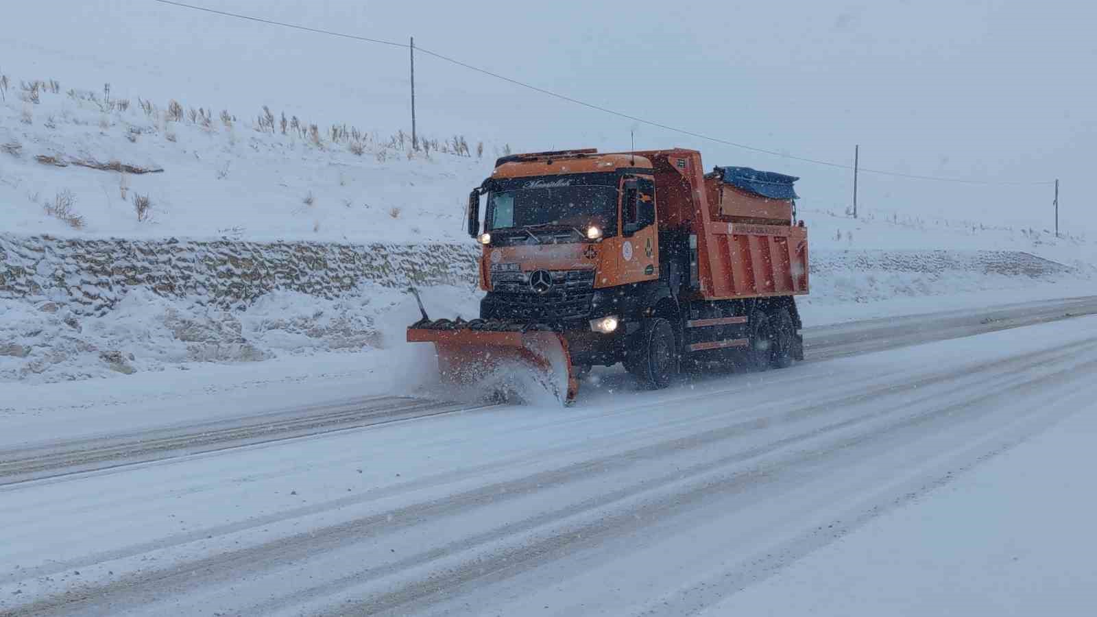 Van’da lapa lapa kar yağdı: 405 yerleşim yerinin yolu kapalı
