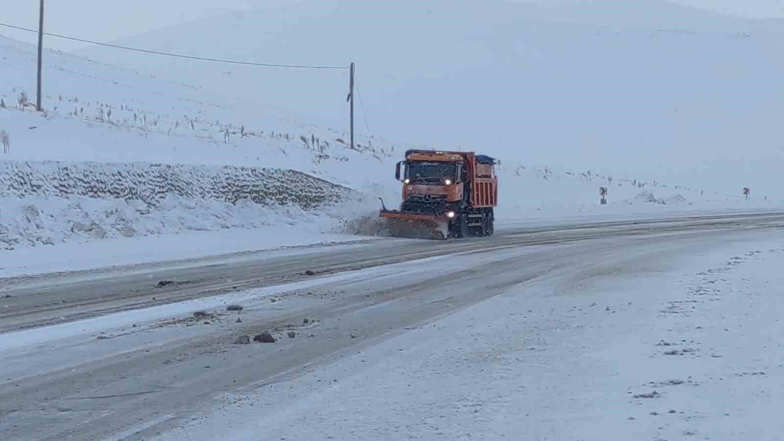 Van’da lapa lapa kar yağdı: 405 yerleşim yerinin yolu kapalı
