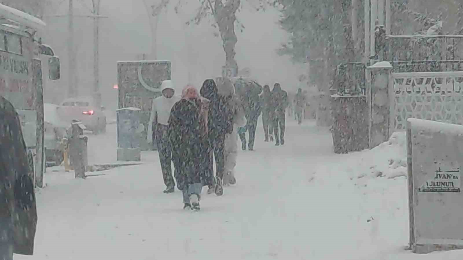 Van’da lapa lapa kar yağdı: 405 yerleşim yerinin yolu kapalı
