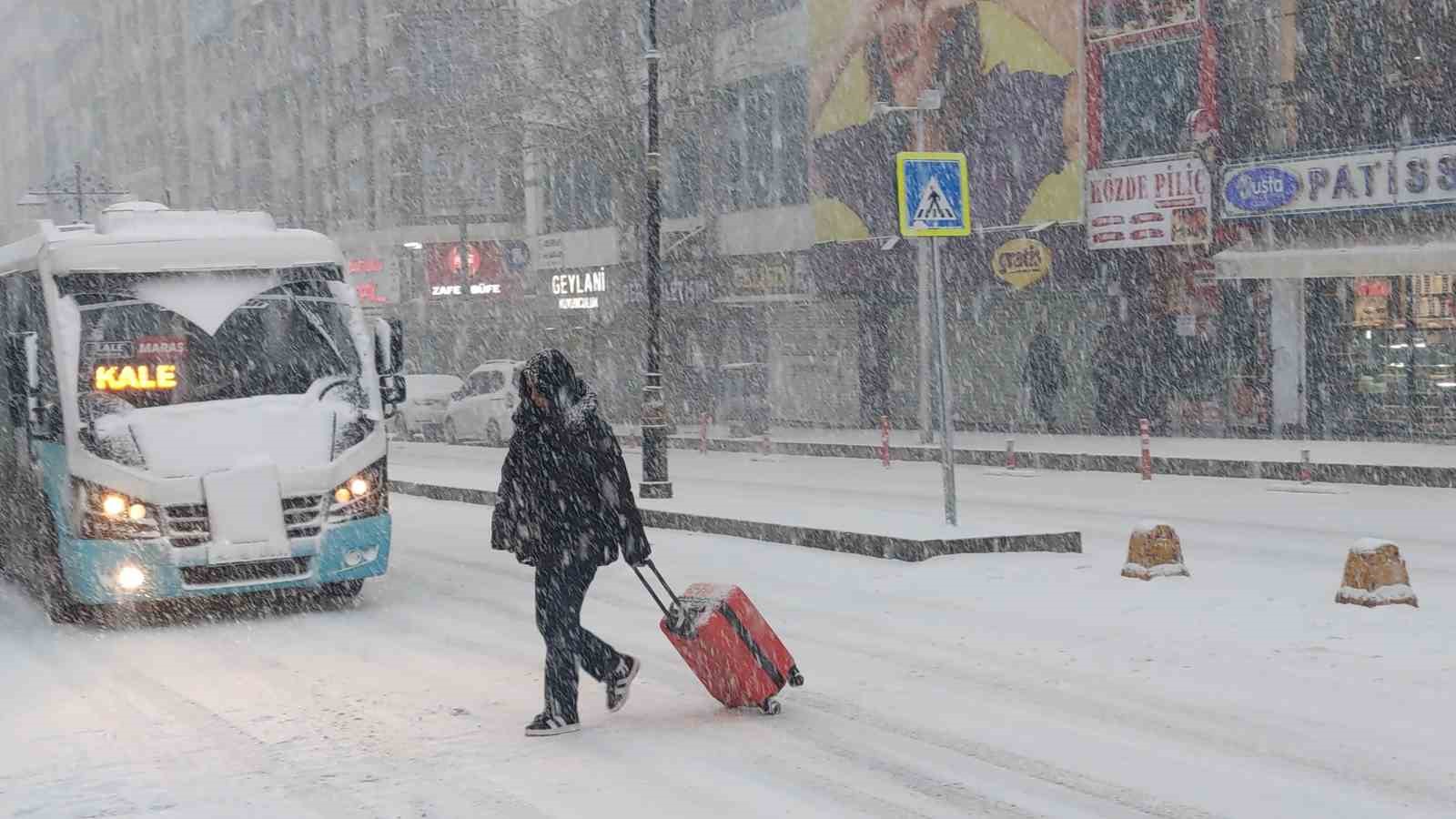 Van’da lapa lapa kar yağdı: 405 yerleşim yerinin yolu kapalı
