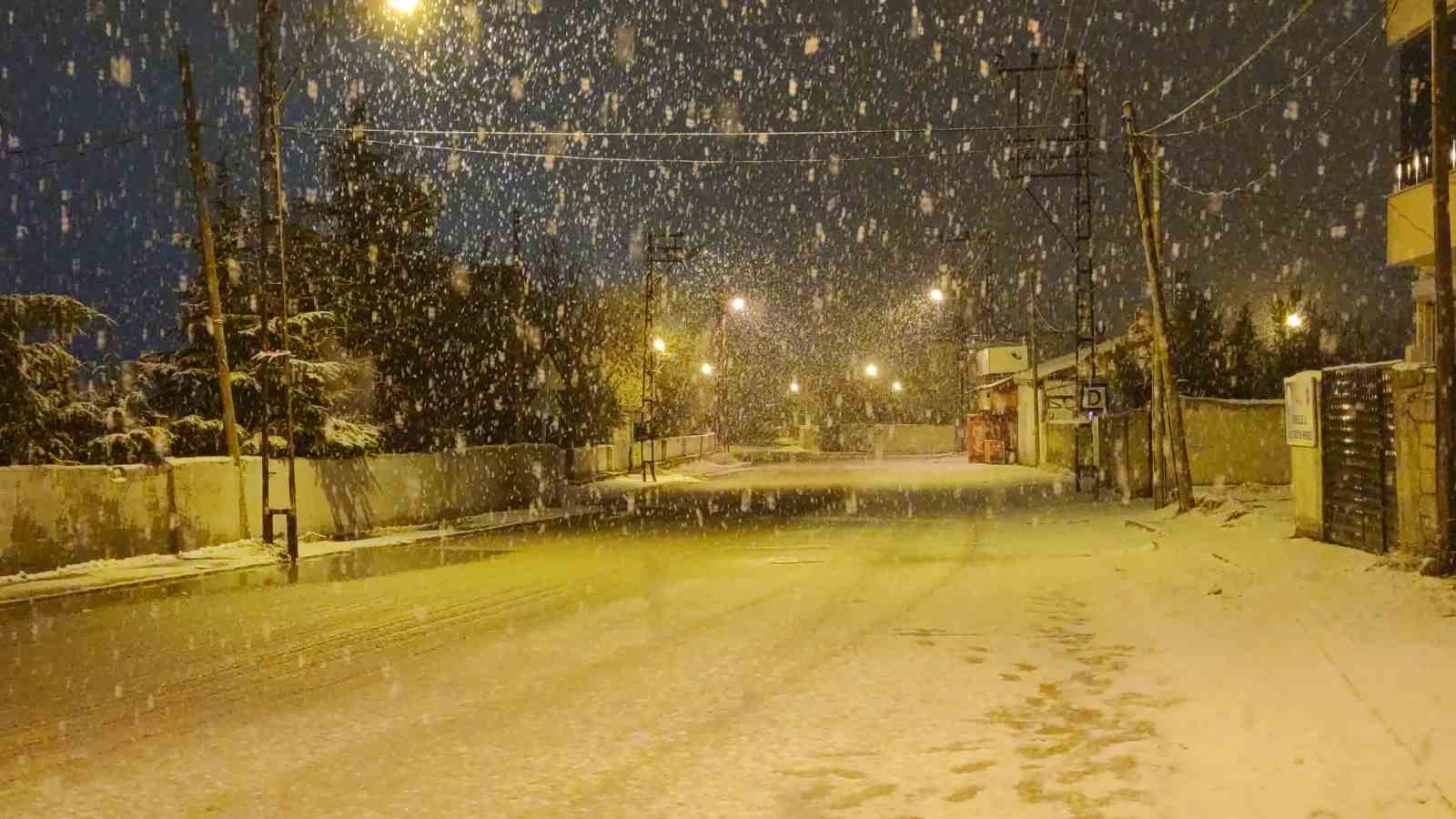 Van’da lapa lapa kar yağdı
