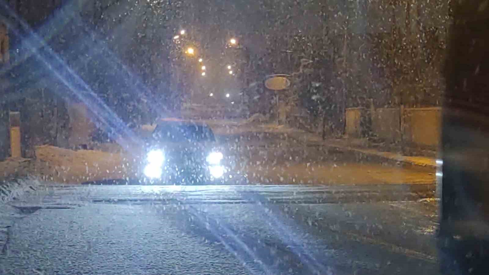 Van’da lapa lapa kar yağdı
