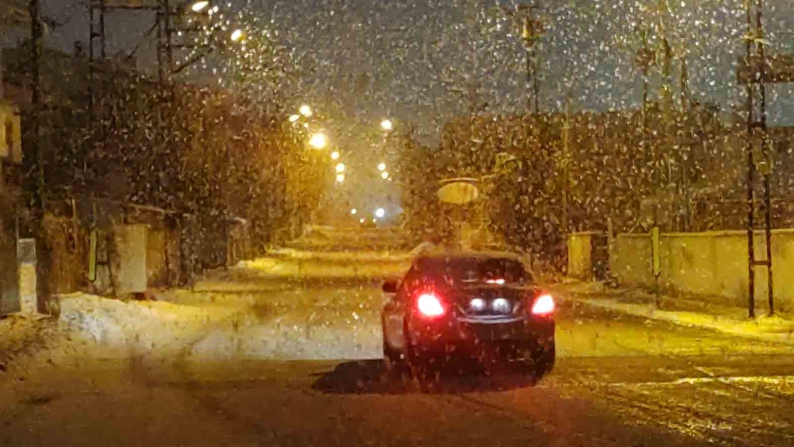 Van’da lapa lapa kar yağdı
