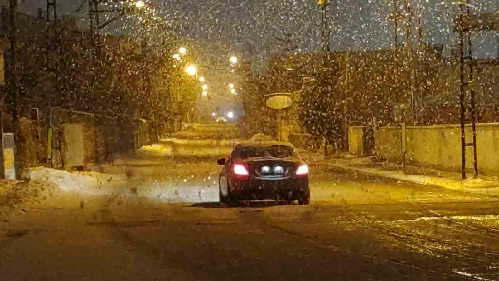 Van’da lapa lapa kar yağdı
