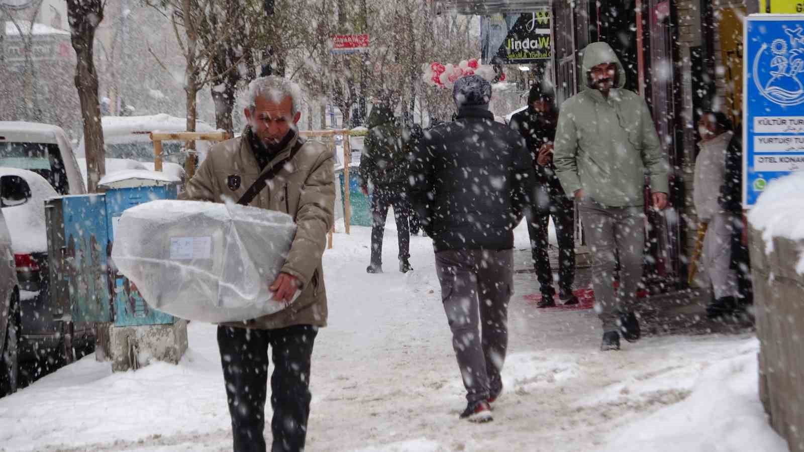 Van’da lapa lapa kar yağışı: 625 yol kapandı, okullar tatil edildi
