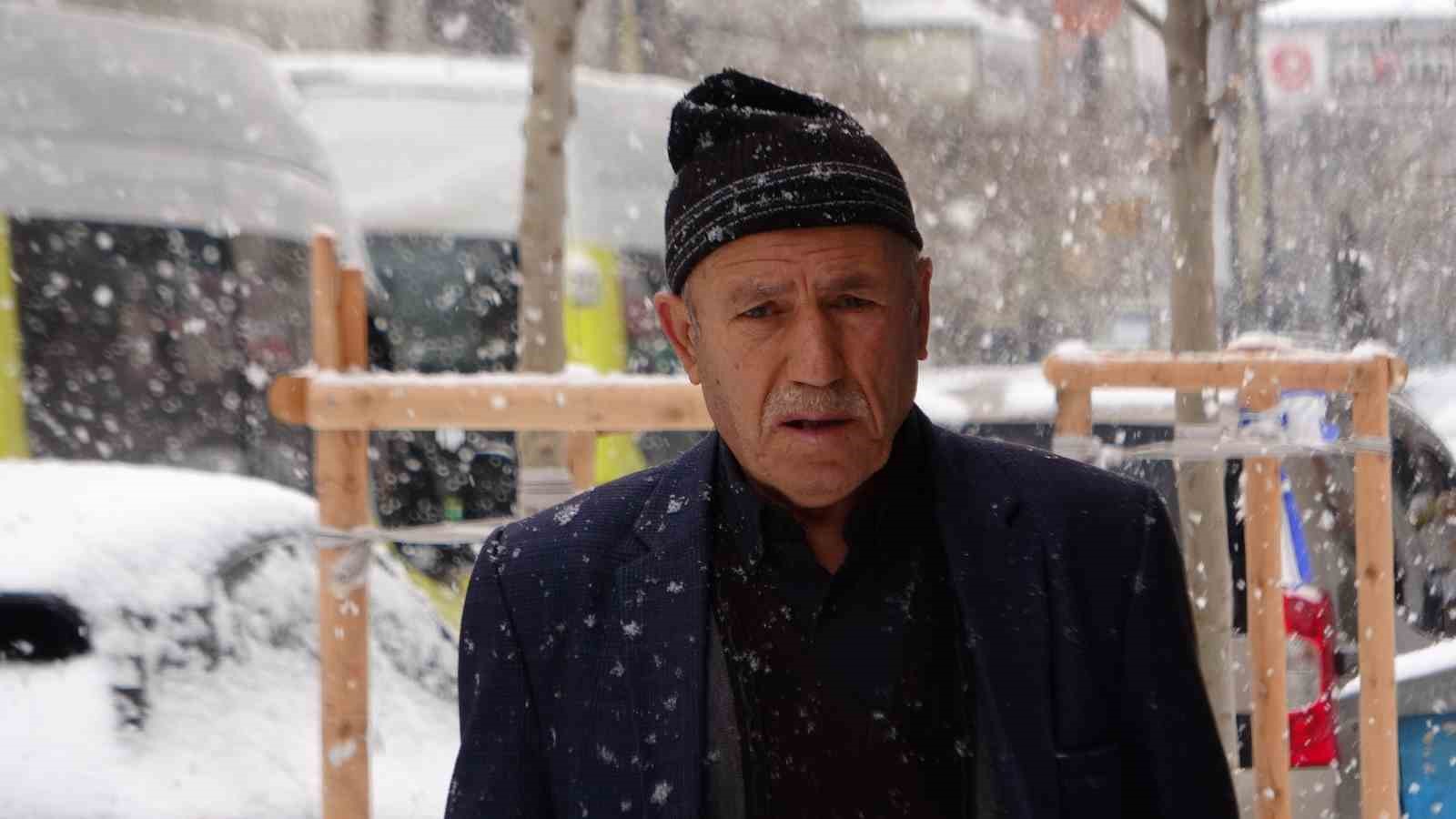 Van’da lapa lapa kar yağışı: 625 yol kapandı, okullar tatil edildi
