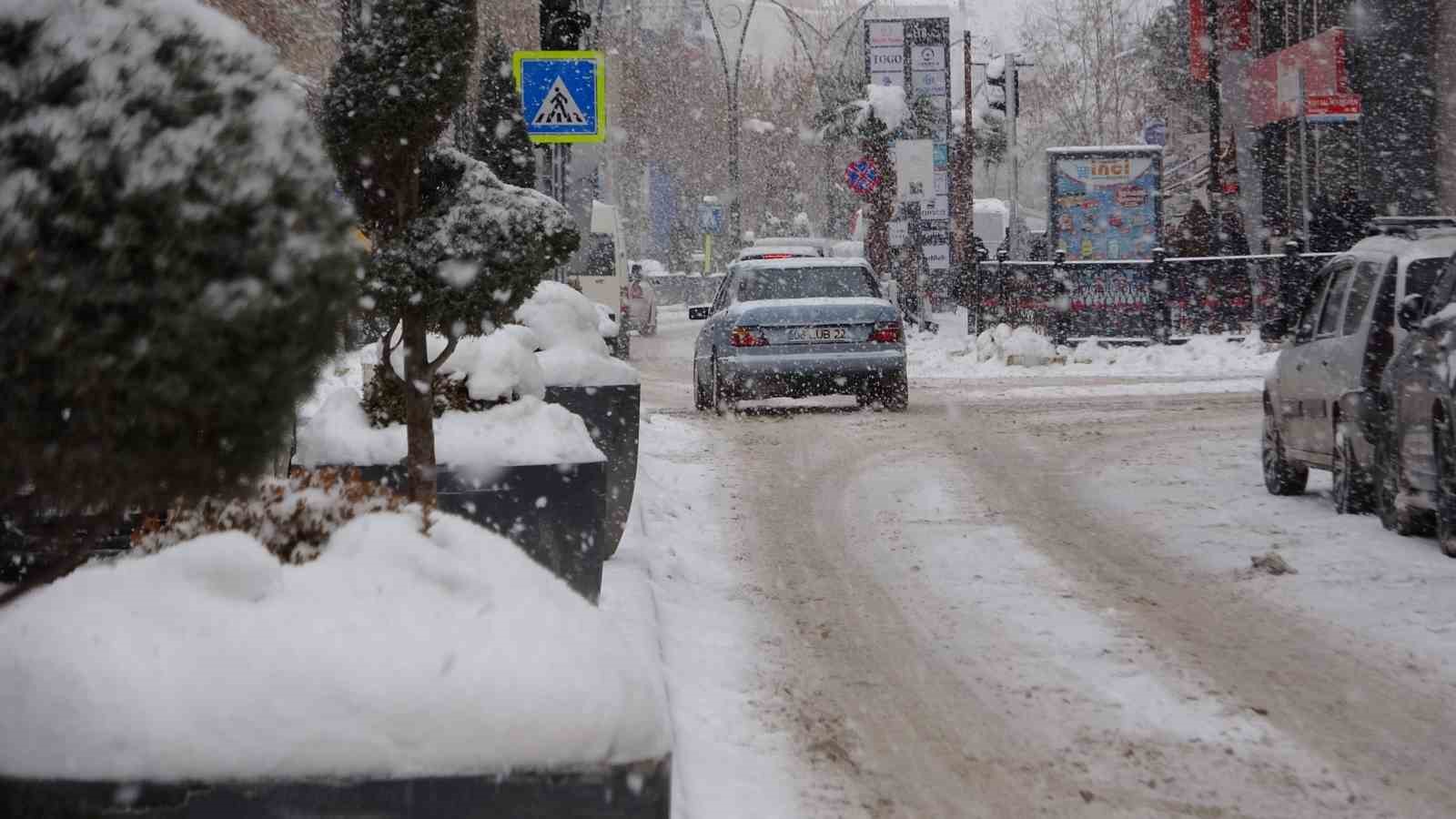 Van’da lapa lapa kar yağışı: 625 yol kapandı, okullar tatil edildi
