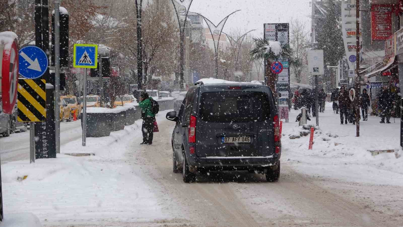 Van’da lapa lapa kar yağışı: 625 yol kapandı, okullar tatil edildi
