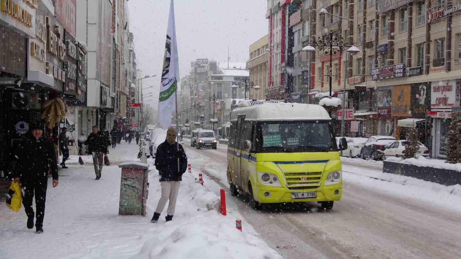 Van’da lapa lapa kar yağışı: 625 yol kapandı, okullar tatil edildi
