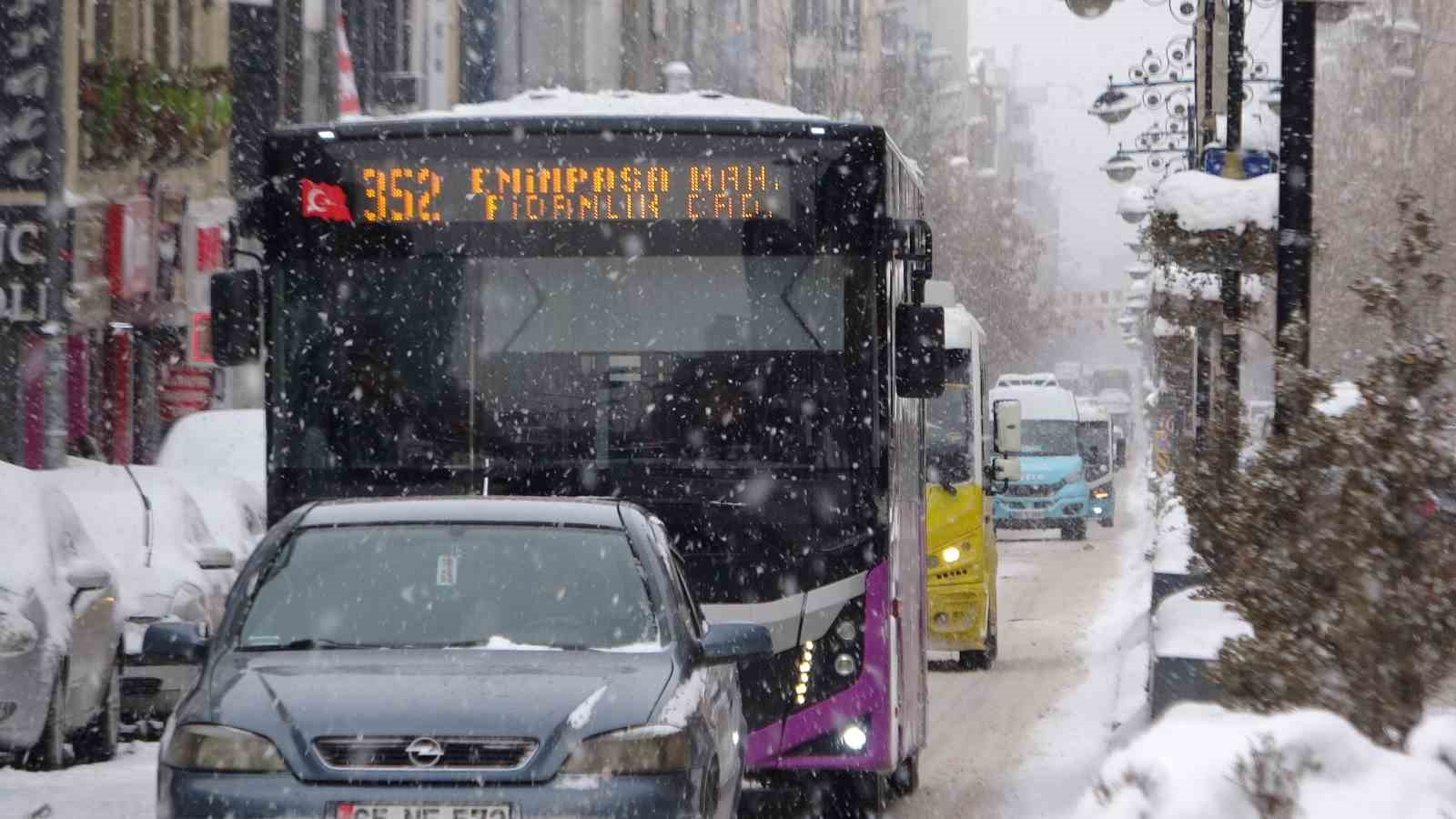 Van’da lapa lapa kar yağışı: 625 yol kapandı, okullar tatil edildi
