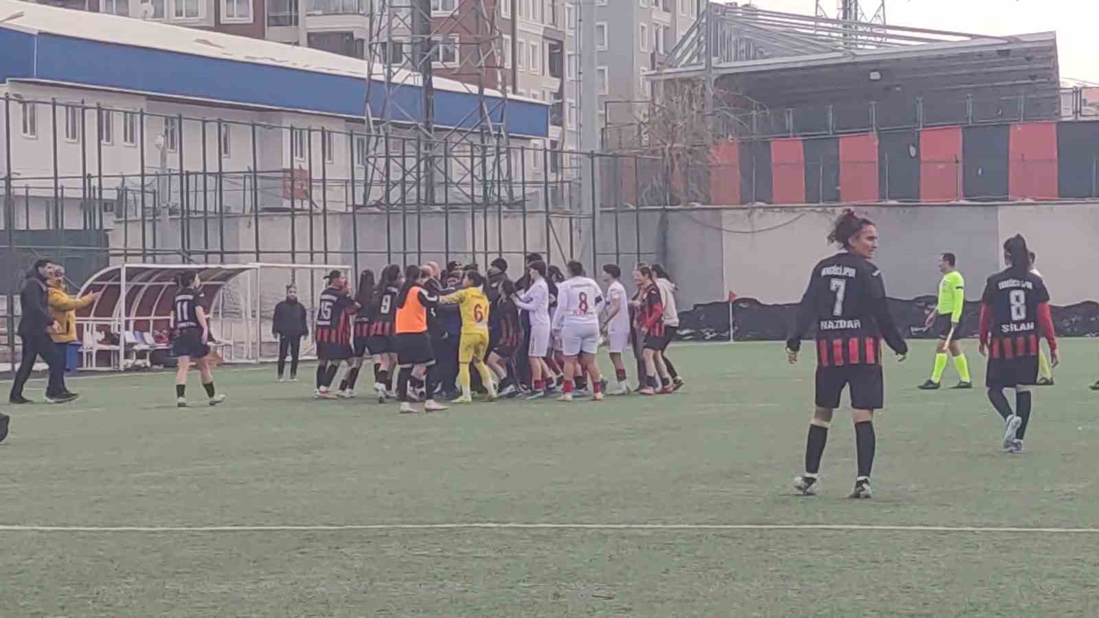 Van’da maç bitti yumruklar konuştu
