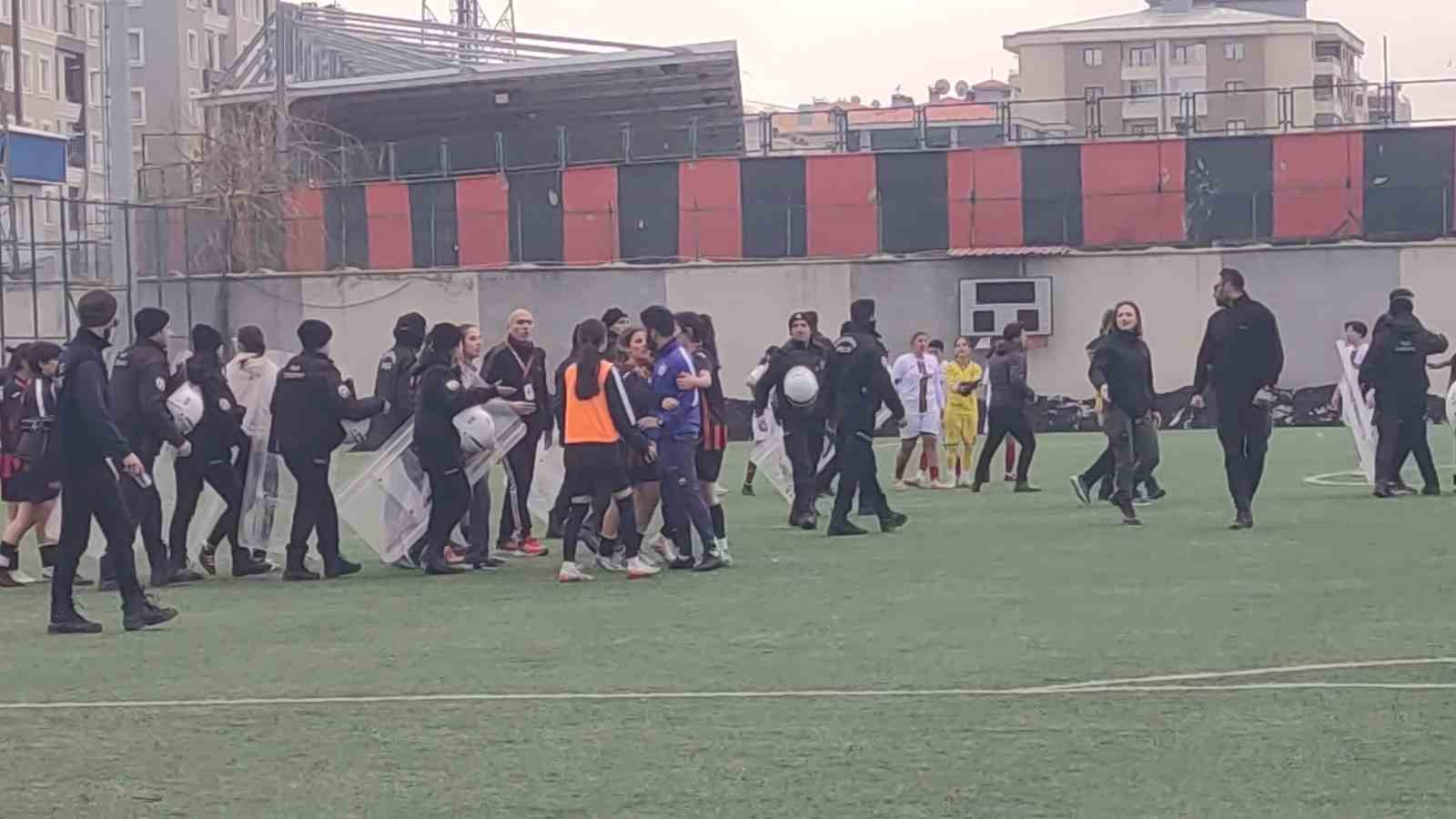 Van’da maç bitti yumruklar konuştu
