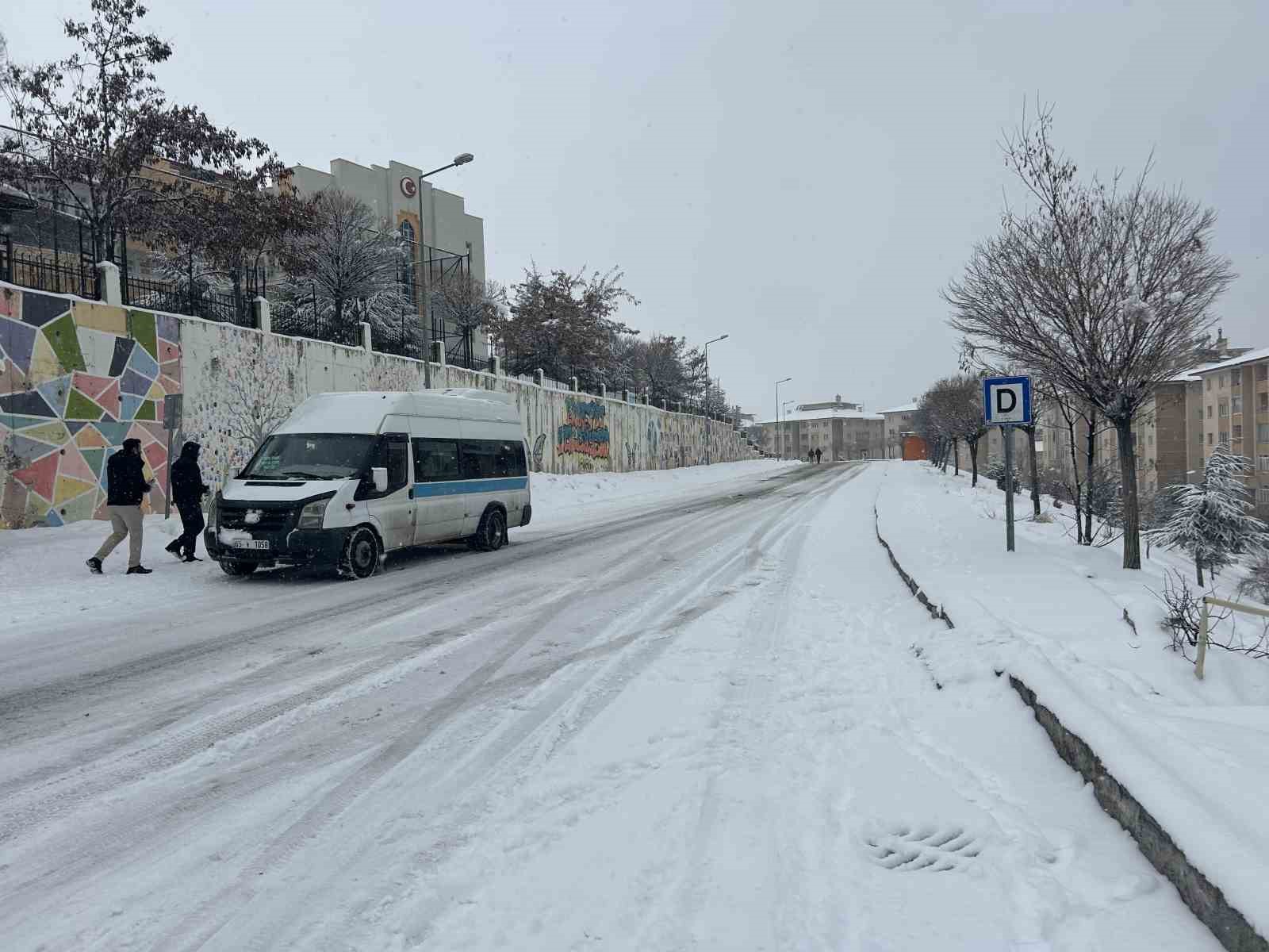 Van’da mart ayı kapıdan baktırdı: Kar yağışı ulaşımı durdurdu

